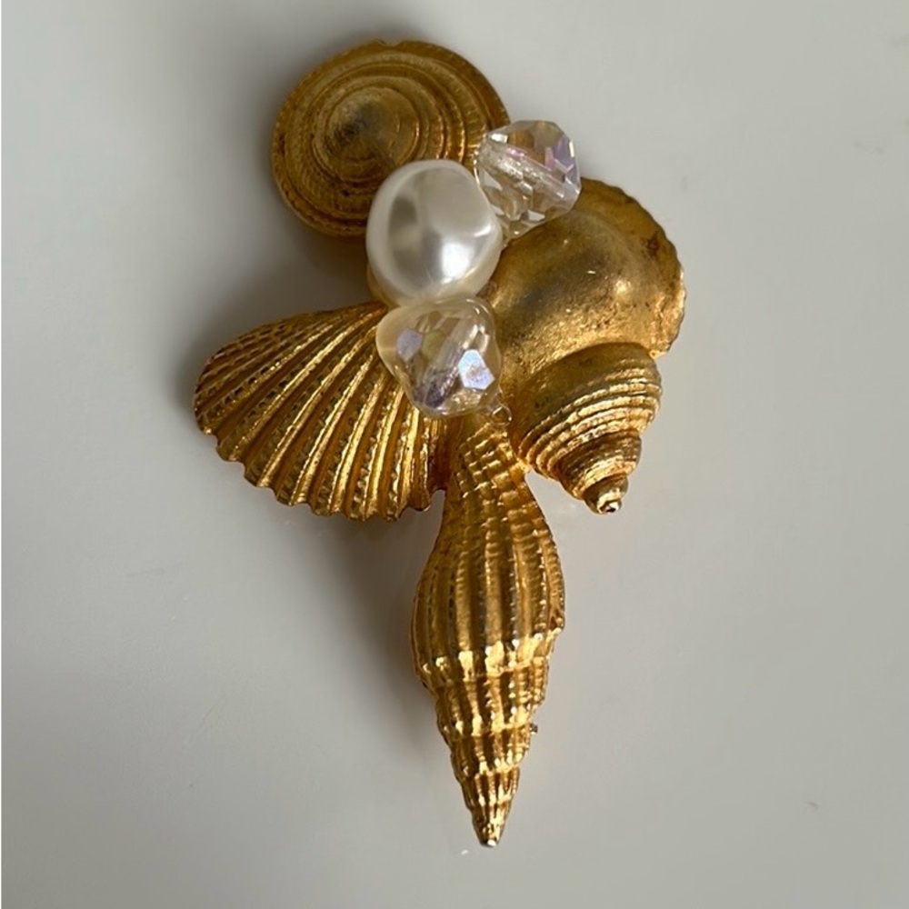 Gold Tone Metal Shell Pin